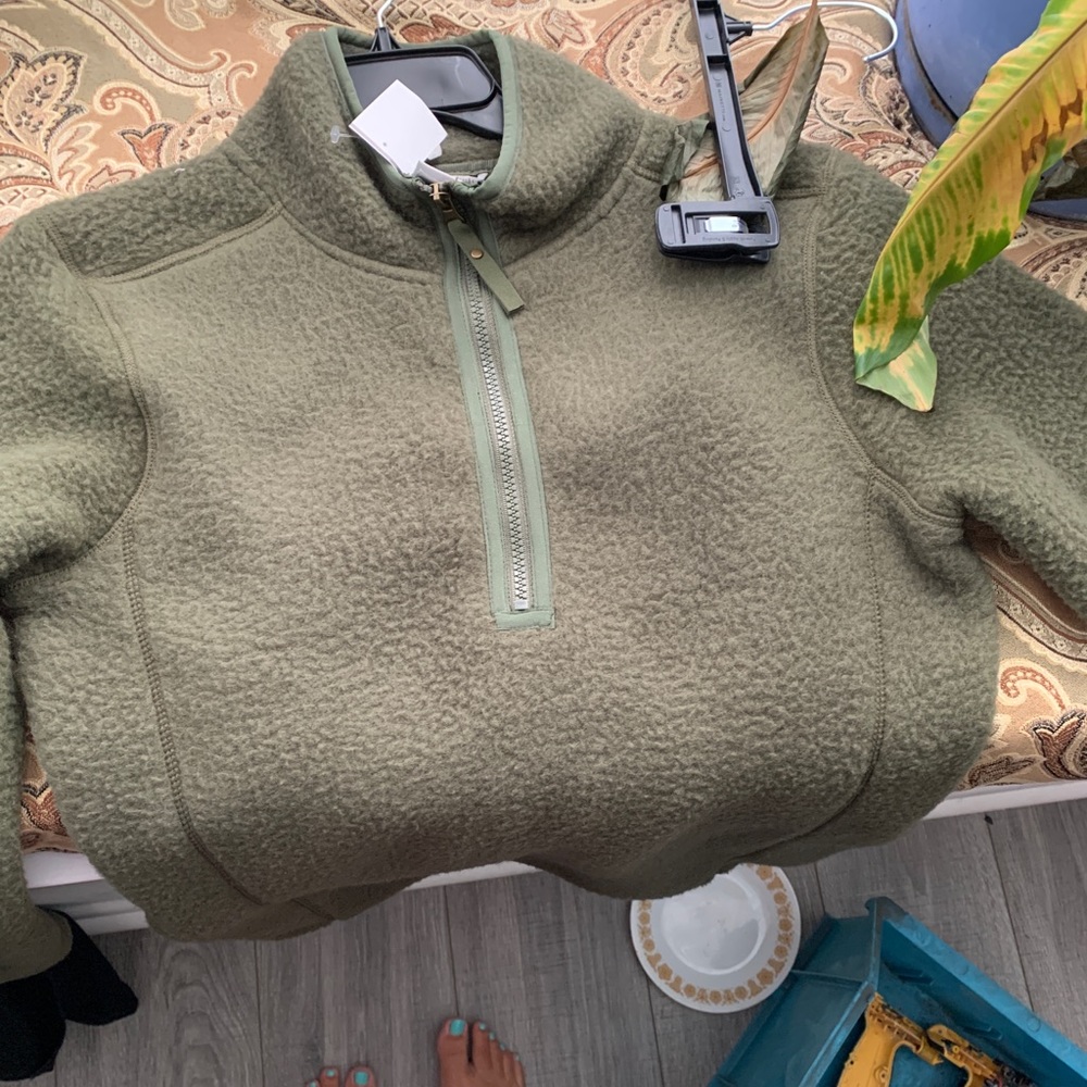 Avalanche pullover NWT